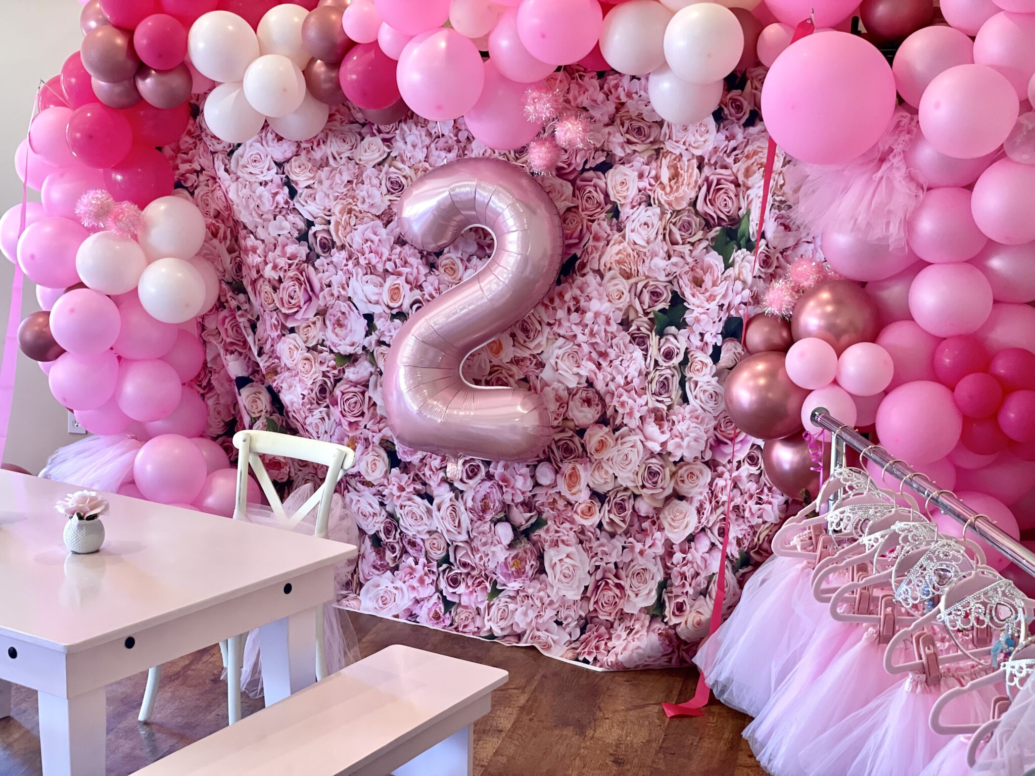 Organic balloon garland in pink and white